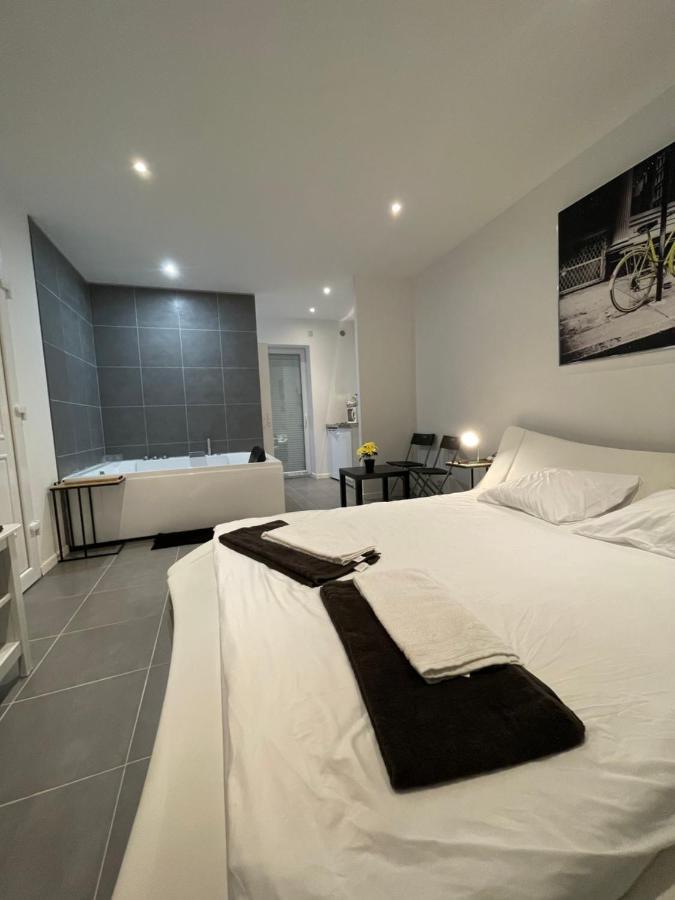 Superbe Jacuzzi Cdg * Messy