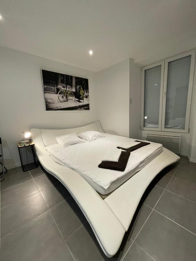 Superbe Jacuzzi Cdg Apartment Messy